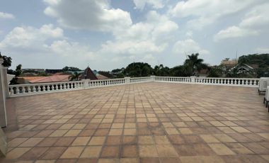 Mansion House For Sale NEar Clark !!