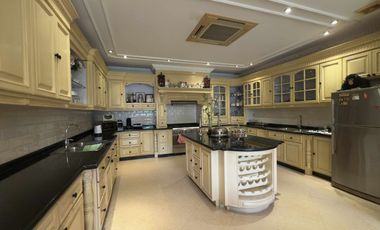 Mansion House For Sale NEar Clark !!