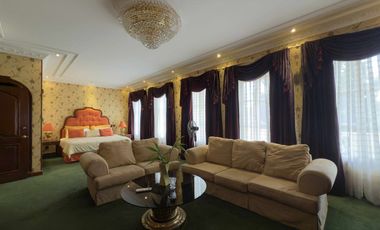 Mansion House For Sale NEar Clark !!