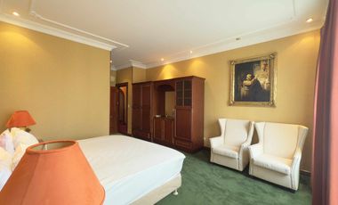 Mansion House For Sale NEar Clark !!