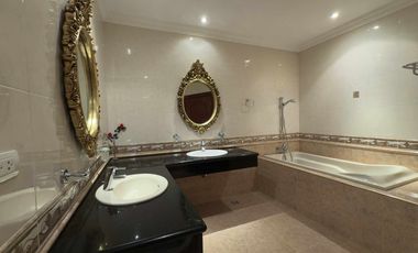 Mansion House For Sale NEar Clark !!