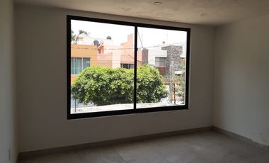 🏡 HERMOSA CASA SEMI REMODELADA CON AMPLIOS ESPACIOS Y EXCELENTE ILUMINACIÓN