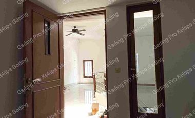 disewakan rumah bagus Lux area pulomas 2lt row jalan 2 mobil