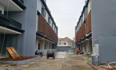 RUMAH BARU 4 LANTAI DENGAN FREE LIFT DI PALMERAH JAKARTA BARAT ADA 8 UNIT START FROM Rp.7,25M SD Rp.7,5M