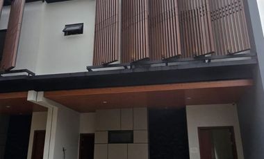 RUMAH BARU 4 LANTAI DENGAN FREE LIFT DI PALMERAH JAKARTA BARAT ADA 8 UNIT START FROM Rp.7,25M SD Rp.7,5M