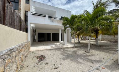 Casa de 4 recámaras, en segunda fila del mar, San Benito Yucatán.