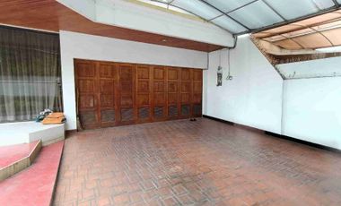Rumah besar 2 lantai disewakan lokasi favorit Palmerah Jakarta Barat