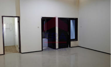 Dijual / Sewa Rumah Baru Renov di Jl. Klampis Semolo Tengah, Surabaya, dekat UNTAG, MERR, Wisma Mukti, Semolowaru, Menur