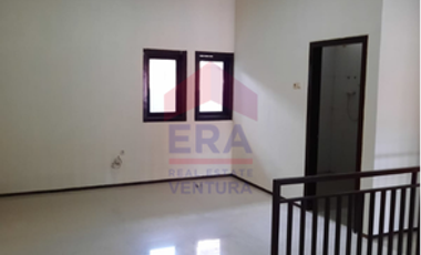Dijual / Sewa Rumah Baru Renov di Jl. Klampis Semolo Tengah, Surabaya, dekat UNTAG, MERR, Wisma Mukti, Semolowaru, Menur
