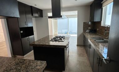 CASA DE RENTA EN LOMAS DE ANGELOPOLIS