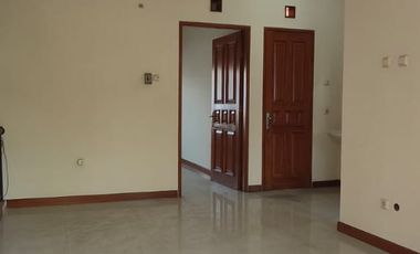 DISEWAKAN RUMAH 2 LANTAI DI BATUNUNGGAL