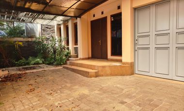 DISEWAKAN RUMAH 2 LANTAI DI BATUNUNGGAL