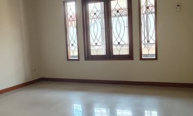 DISEWAKAN RUMAH 2 LANTAI DI BATUNUNGGAL