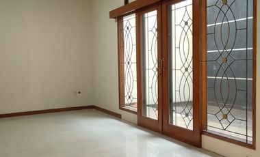 DISEWAKAN RUMAH 2 LANTAI DI BATUNUNGGAL