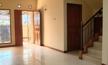 DISEWAKAN RUMAH 2 LANTAI DI BATUNUNGGAL