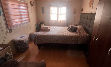 Casa con muy buena ubicación, en comuna La Granja