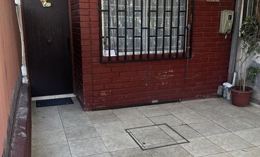 Casa con muy buena ubicación, en comuna La Granja