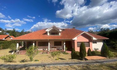 hermosa casa en venta sector zhullin en azogues  no amplia área verde