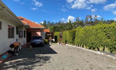 hermosa casa en venta sector zhullin en azogues  no amplia área verde