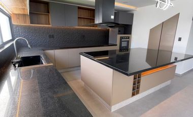 CASA EN VENTA EN LOMAS DE ANGELOPOLIS