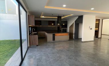 CASA EN VENTA EN LOMAS DE ANGELOPOLIS
