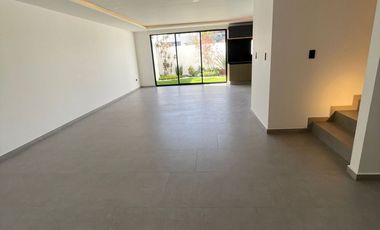 CASA EN VENTA EN LOMAS DE ANGELOPOLIS