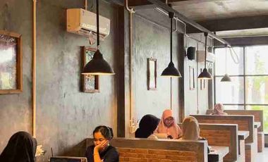 Ruang Usaha Coffee Resto Estetik Aktif dekat Kampus UNS Akses Jalan Utama Ramai