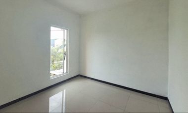 Dijual Rumah La Diva, Menganti. 2 Lantai. Sudah Renovasi sampai Belakang