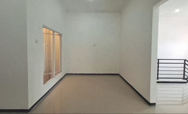 Dijual Rumah La Diva, Menganti. 2 Lantai. Sudah Renovasi sampai Belakang