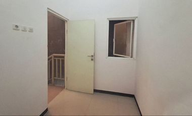 Dijual Rumah La Diva, Menganti. 2 Lantai. Sudah Renovasi sampai Belakang
