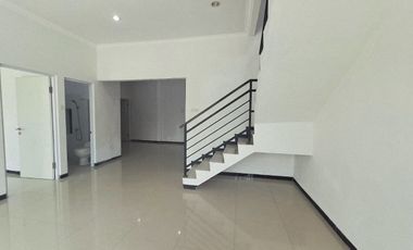 Dijual Rumah La Diva, Menganti. 2 Lantai. Sudah Renovasi sampai Belakang
