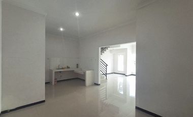 Dijual Rumah La Diva, Menganti. 2 Lantai. Sudah Renovasi sampai Belakang