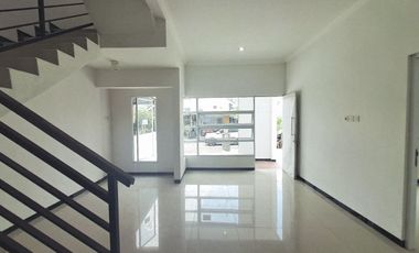 Dijual Rumah La Diva, Menganti. 2 Lantai. Sudah Renovasi sampai Belakang