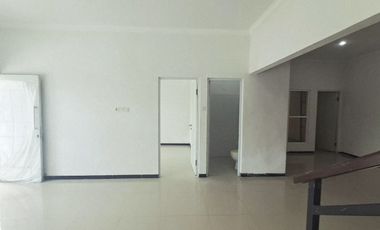 Dijual Rumah La Diva, Menganti. 2 Lantai. Sudah Renovasi sampai Belakang