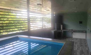 Se alquila casa con piscina