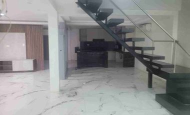 Se alquila casa con piscina