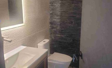 Se alquila casa con piscina