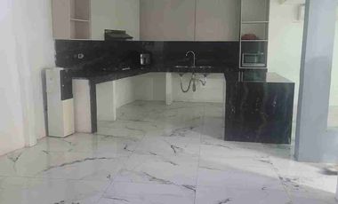 Se alquila casa con piscina