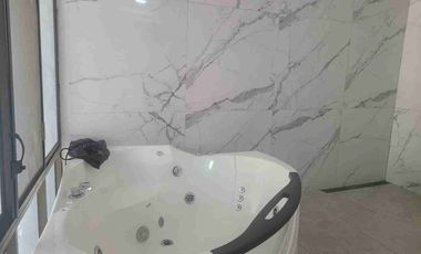 Se alquila casa con piscina