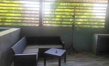 Se alquila casa con piscina