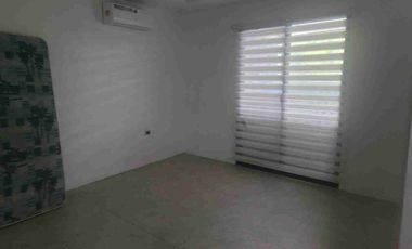 Se alquila casa con piscina