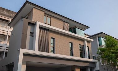 Town in Town Area! Near SISB!Luxury Built-in Home with Underground Power Lines!3 Storeys, 3 Parking Spaces! For Sale The City Ekkamai–Ladprao