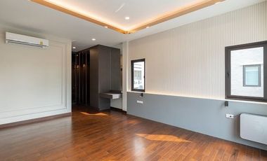 Town in Town Area! Near SISB!Luxury Built-in Home with Underground Power Lines!3 Storeys, 3 Parking Spaces! For Sale The City Ekkamai–Ladprao