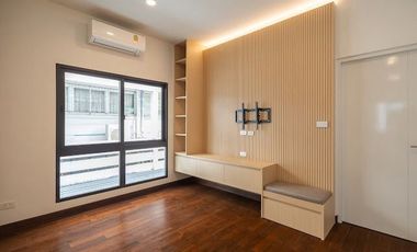 Town in Town Area! Near SISB!Luxury Built-in Home with Underground Power Lines!3 Storeys, 3 Parking Spaces! For Sale The City Ekkamai–Ladprao