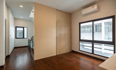 Town in Town Area! Near SISB!Luxury Built-in Home with Underground Power Lines!3 Storeys, 3 Parking Spaces! For Sale The City Ekkamai–Ladprao