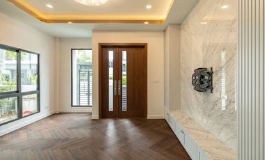 Town in Town Area! Near SISB!Luxury Built-in Home with Underground Power Lines!3 Storeys, 3 Parking Spaces! For Sale The City Ekkamai–Ladprao