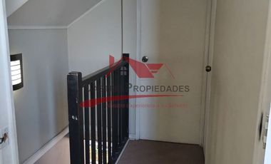 Hermosa Casa Dos Pisos Aislada, 3 Dormitorios, 2 Baños, Sector Larapinta, Comuna de Lampa.