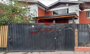 Casa de Dos Pisos Ampliada con 3 Dormitorios, 2 Baños, Villa Arturo Prat, Comuna de Quilicura.