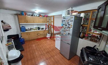 Casa de Dos Pisos Ampliada con 3 Dormitorios, 2 Baños, Villa Arturo Prat, Comuna de Quilicura.