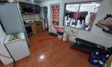 Casa de Dos Pisos Ampliada con 3 Dormitorios, 2 Baños, Villa Arturo Prat, Comuna de Quilicura.